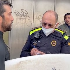 La policía de Barcelona identifica a surfistas por aprovechar las olas del temporal