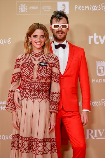 La actriz Macarena G¨®mez y su pareja Aldo Comas posan en la alfombra roja de la 30 edici¨®n de los Premios Jos¨¦ Mar¨ªa Forqu¨¦, en el Palacio Municipal de IFEMA.