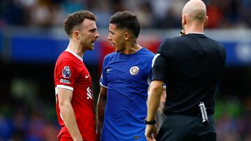 Diogo Jota y Enzo Fernández, jugadores de Liverpool y Chelsea, se encaran durante un partido.