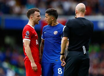 Diogo Jota y Enzo Fernández, jugadores de Liverpool y Chelsea, se encaran durante un partido.