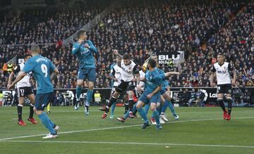 Santi Mina marca el 1-2.