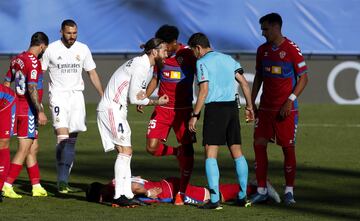 Sergio Ramos reclama penalti, pero el VAR confirma que no hay nada punible en la jugada 