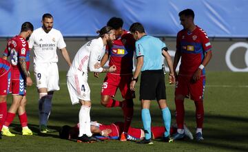 Sergio Ramos reclama penalti, pero el VAR confirma que no hay nada punible en la jugada