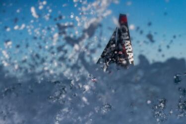 El patrón francés Jeremie Beyou navega en su Imoca 60 Charal durante la salida de la Vendee Globe, la vuelta al mundo a vela de embarcaciones monocasco en solitario y sin escalas. La regata, una de las más duras del
mundo y la primera oceánica desde el inicio de la pandemia, partió de Les Sables-dOlonne el 8 de noviembre. 