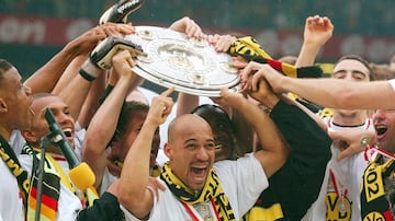 Leonardo de Deus Santos, mejor conocido como Dedé, es otro de los brasileños que han pasado por la Bundesliga, liga que consiguió en 2002 y 2011 con la camiseta del Borussia Dortumund, con quien estuvo por 13 temporadas.