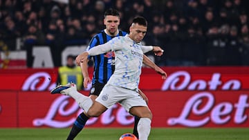 BERGAMO (Italy), 28/12/2025.- Inters Lautaro Martinez (R) in action during the Italian Serie A soccer match between Atalanta BC and FC Internazionale in Bergamo, Italy, 28 December 2025. (Italia) EFE/EPA/MICHELE MARAVIGLIA
