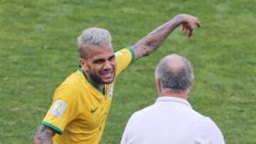 Dani Alves habla con Scolari.