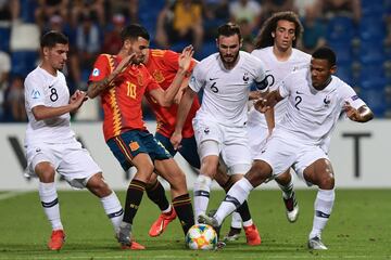 Dani Ceballos entre Houssem Aouar,  Lucas Tousart, Matteo Guendouzi y Kelvin Amian.