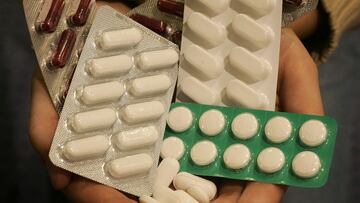 Barcelona, 28.02.2005 Una persona sostiene entre sus manos unos cuantos analségicos ( sueltos o en el interior de blísters ) © Marcel.lí Sàenz