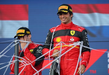 Carlos Sainz Jr. en el podio celebrando la tercera plaza 