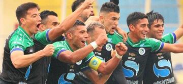 Diego Opazo, con la jineta de capitán, junto a sus compañeros de Puerto Montt.