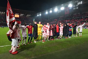 Brest's players celebrate after winning the French L1 football match between Stade Rennais FC and Stade Brestois 29 (Brest) at Roazhon Park stadium in Rennes, western France on January 18, 2025. (Photo by DAMIEN MEYER / AFP)