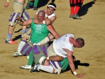 El equipo blanco contra el verde disputan el partido ataviados con las ropas tradicionales.