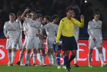 Los jugadores celebran el 0-2.