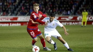 Dani Nieto luchando un bal&oacute;n con Ceballos.