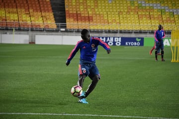 Dávinson Sánchez durante el reconocimiento del campo del Estadio Mundialista de Suwon