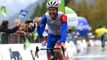 El ciclista franc&eacute;s Thibaut Pinot celebra su victoria en la quinta etapa del Tour de los Alpes con final en Lienz.