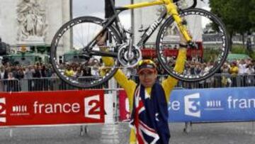 <b>HISTÓRICO. </b>Evans levanta su bici ante el Arco del Triunfo.