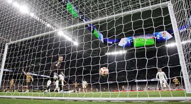 1-3. Mikel Oyarzabal, dentro del área blanca, dispara y David Alaba vuelve a desviar el balón tocando el palo y entrando en la portería de Andriy Lunin.