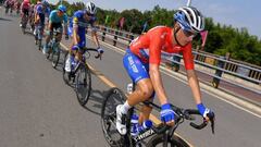 Enric Mas rueda en el pelot&oacute;n con el jersey rojo de l&iacute;der de la general del Tour de Guangxi.