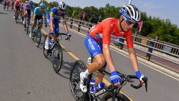 Enric Mas rueda en el pelotón con el jersey rojo de líder de la general del Tour de Guangxi.
