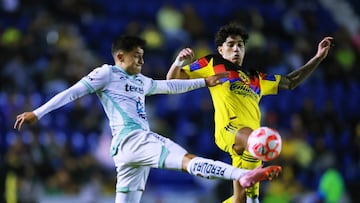 Soccer Football - Liga MX - Club America v Leon - Estadio Azteca, Mexico City, Mexico - November 1, 2025 Leon's Ivan Moreno in action with Club America's Kevin Alvarez REUTERS/Eloisa Sanchez