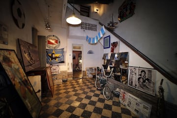 Entrada de la casa de La Paternal donde residió el astro argentino. 