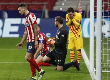 El 21 de noviembre el Atl¨¦tico gan¨® 1-0 al Barcelona, con un magn¨ªfico gol de Carrasco, y Simeone consigui¨® una de las cosas que le faltaba: derrotar al conjunto azulgrana en el torneo liguero. Desde su llegada, al Cholo se le hab¨ªa resistido el Barcelona en el campeonato liguero. El triunfo, adem¨¢s, confirm¨® el buen inicio liguero del equipo madrile?o, decidido este a?o a luchar por el campeonato. Esa noche Messi dobl¨® la rodilla en el Wanda Metropolitano.