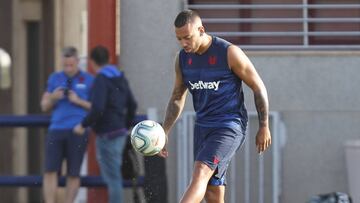 Rubén Vezo en la Ciudad Deportiva del Levante.