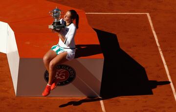 Jelena Ostapenko celebra la victoria. 