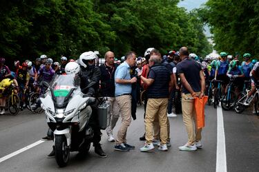 Los responsables de la ronda italiana hablan después de que la carrera se detuviera debido a varios accidentes durante la sexta etapa.