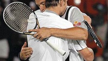 <B>CINCO HORAS DESPUÉS.</B> Andy Roddick abraza a El Aynaoui tras derrotarle ayer en cinco horas mortales.