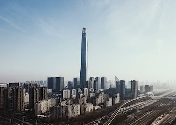 Oficialmente denominado como Tianjin Chow Tai Fook Finance Centre está localizado en Tianjin, uno de los cuatro municipios bajo dirección central del estado (Pekín, Shanghái, Chongqing y Tianjin) de la República Popular China. Tiene una altura de 530 metros y dispone de 97 plantas.