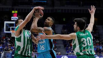 GRAF9295. MADRID (ESPA&Ntilde;A), 11/02/2018.- El jugador del Sylven Landesberg Goran Suton (c) lucha el bal&oacute;n con los jugadores del Real Betis Luke Nelson (d) y Josep Franch (i), durante el partido de la vig&eacute;sima jornada de Liga ACB que amb