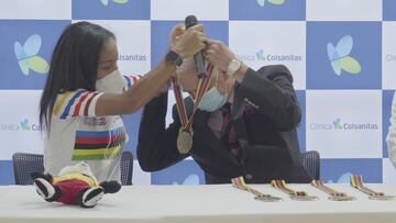 Karime Garz&oacute;n entrega medallas al cirujano que la cur&oacute;