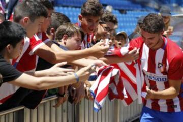 Sime Vrsaljko atiende a los aficionados que acudieron al Vicente Calderón.