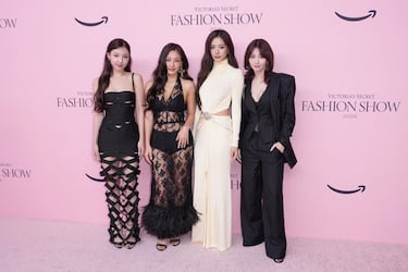 Nayeon, Jihyo, Tzuyu, Momo de TWICE posan en la alfombra del Victoria's Secret Fashion Show 2025.