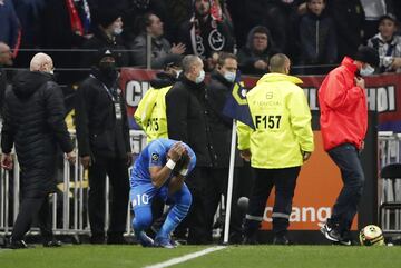 Dimitri Payet recibe un botellazo durante el partido contra el Lyon