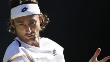 El español Juan Carlos Ferrero dio hoy un primer paso en firme en Wimbledon al saldar con victoria la primera ronda e imponerse al ruso Mijail Youzhny por 6-3, 7-6 (3) y 6-3.