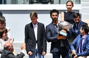 El actor francés Tomer Sisley  celebra la Copa Mousquetaires junto al tenista francés Antoine Ghibaudo al comienzo de la final entre Rafa Nadal  y Dominic Thiem