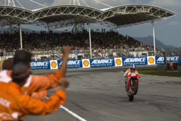 Dani Pedrosa celebrando su triunfo en la meta