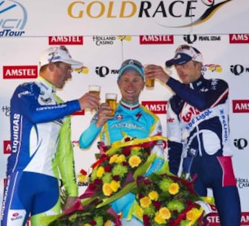 Enrico Gasparotto (ganador en 2012 y 2016), Peter Sagan y Jelle Vanendert brindan con cerveza de la empresa que da nombre a la carrera. Es toda una tradición.