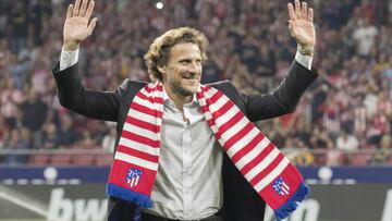 Forlán, homenajeado en el último Atlético-Real Madrid.