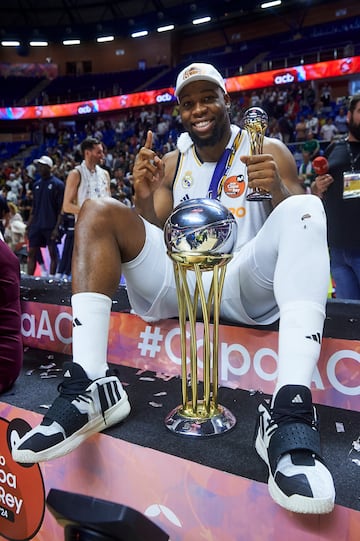 Guerschon Yabusele llegó un año después que Alberto Abalde al Real Madrid, pero tiene casi los mismos títulos que el alero gallego ya que en la temporada 2020-21, el equipo blanco sólo conquistó la Supercopa. En estas tres temporadas, el ala-pívot francés ha levantado una Euroliga (2023), las Ligas de 2022 y 2024, la Copa de 2024 y tres Supercopas (2021, 2022 y 2023).