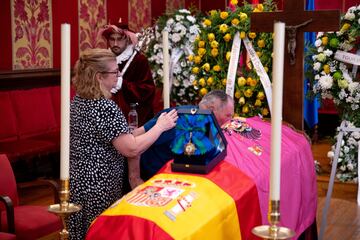 Familiares y amigos se despiden del exciclista Federico Martín Bahamontes en la capilla ardiente instalada en la sala capitular del ayuntamiento de Toledo.