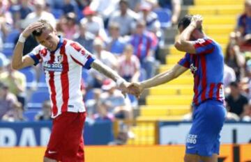 El delantero croata del Atlético de Madrid Mario Mandzukic  estrecha la mano con defensor del Levante Juanfran después de golpear la cabeza 