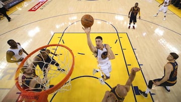 Klay Thompson lanza durante el primer partido de las Finales NBA ante los Cavaliers.