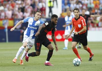 El jugador del Atlético de Madrid, Lemar, trata de irse del jugador del Leganés, Eraso. 
 