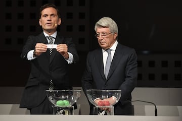 Marco Rocha, responsable de comunicación de la RFEF, junto al presidente del Atlético de Madrid Enrique Cerezo durante el sorteo del Calendario de Liga.