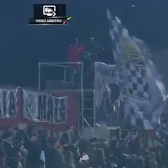 Digno de chiste: una bandera XL impide al árbitro utilizar el VAR